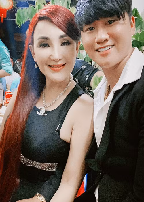 Trên trang cá nhân, Cát Tuyền đăng tải không ít hình ảnh tình tứ bên người yêu kém 17 tuổi. Ảnh: FBNV