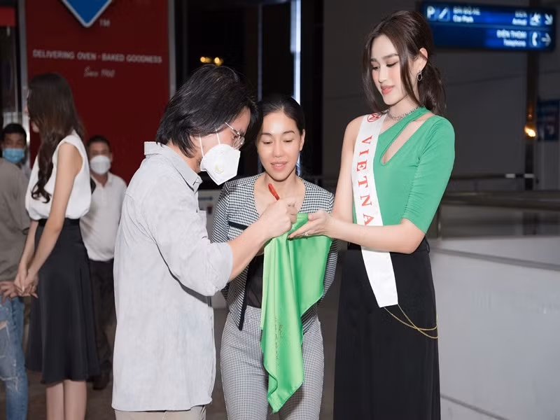 Đạo diễn Hoàng Nhật Nam cũng ký tặng Đỗ Thị Hà.