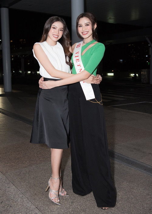 Á hậu Phương Anh và Á hậu Ngọc Thảo (trái) tiễn Đỗ Thị Hà ra sân bay.