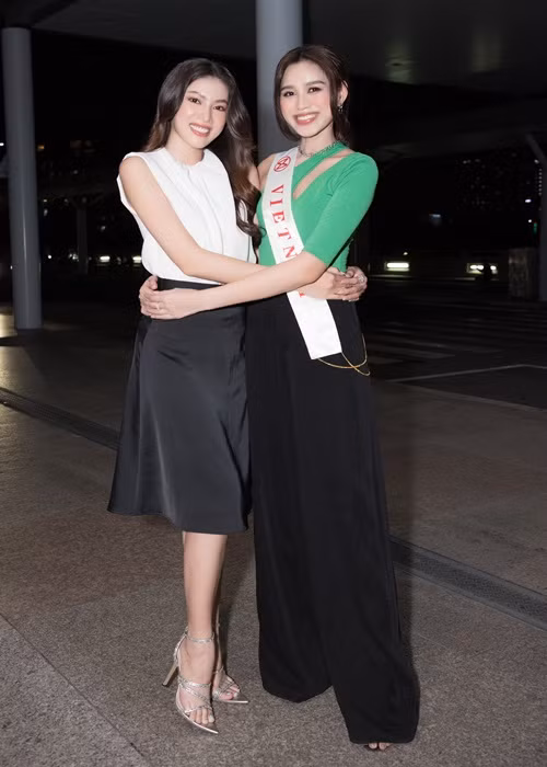 Á hậu Phương Anh và Á hậu Ngọc Thảo (trái) tiễn Đỗ Thị Hà ra sân bay.