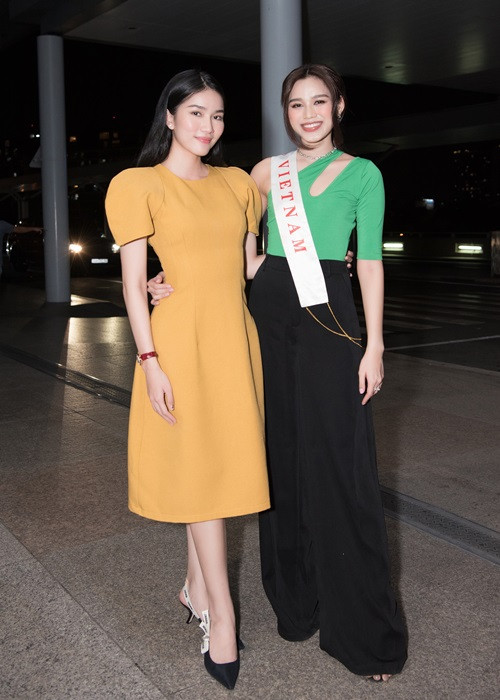 Hoa hậu Đỗ Thị Hà mang theo 4 kiện hành lý gồm trang phục cho đêm chung kết cũng như các hoạt động đồng hành.