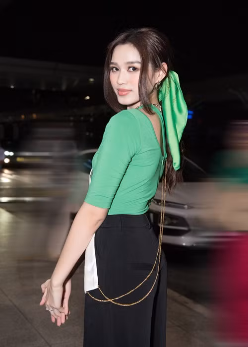 Nàng hoa hậu dùng chiếc khăn để cột tóc.