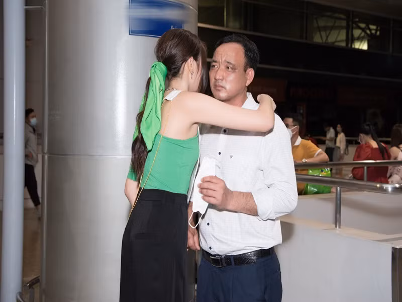 Người đẹp ôm chầm lấy bố trước khi lên đường.