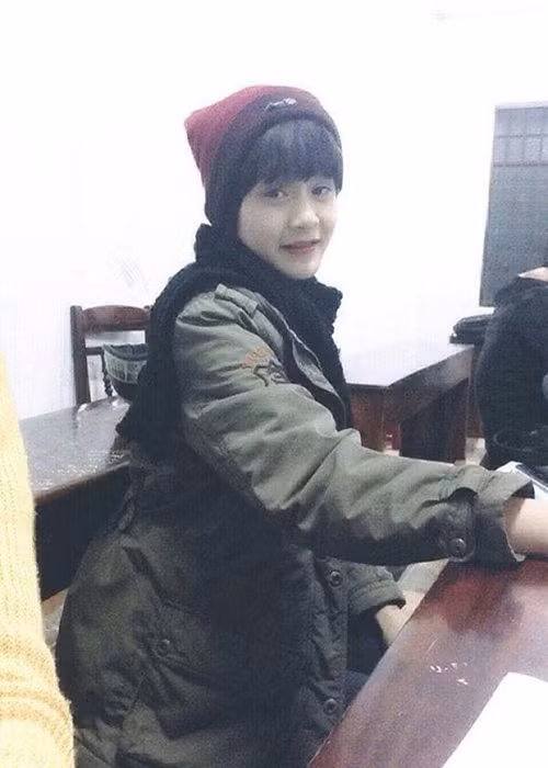 Ở TP HCM, Hiền Hồ đi hát ở những phòng trà để kiếm thêm tiền trang trải cuộc sống. Cát-sê của cô khoảng 150.000 đồng cho chục bài hát trong một đêm. Ảnh: Khám phá