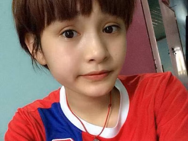 Theo Hiền Hồ, cô tự lập từ năm 15 tuổi. Sau khi học xong trung học cơ sở, cô không học lớp 10 ở trường làng mà chuyển lên học ở trường trung cấp văn hóa nghệ thuật ở thành phố. Từ đó, cứ sáng Hiền Hồ làm phục vụ ở phòng trà, tối về đi học văn hóa. Ảnh: Dân Việt