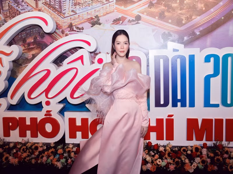 Nữ diễn viên phim “Kiều nữ và đại gia” hút mọi ánh nhìn khi xuất hiện tại sự kiện.