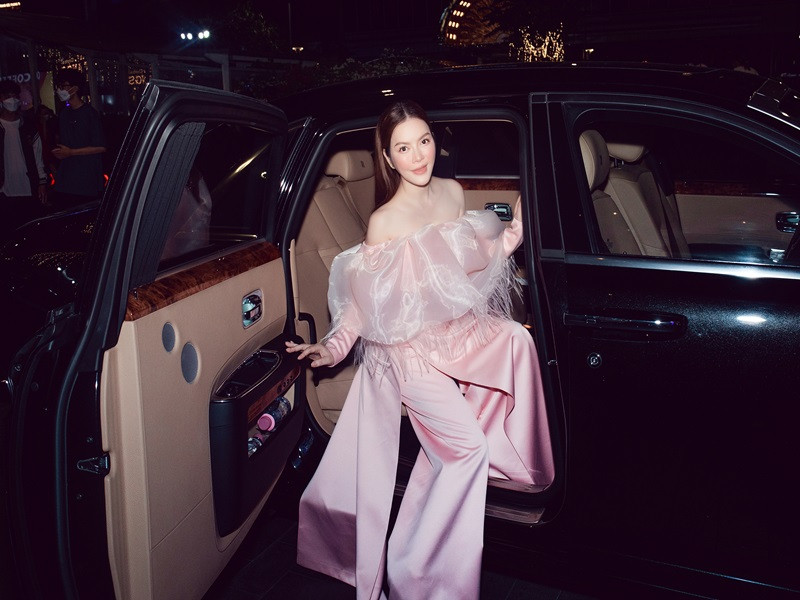 Kiều nữ Lý Nhã Kỳ váy hồng thướt tha, fan nhí xin chụp ảnh cùng Kieu nu Ly Nha Ky vay hong thuot tha, fan nhi xin chup anh cung