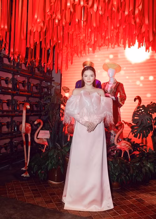 Ở tuổi 40, Lý Nhã Kỳ có tất cả. Cô xinh đẹp, là đại gia trong showbiz. Điều mà nữ diễn viên đến nay vẫn thiếu chỉ là một tấm chồng.