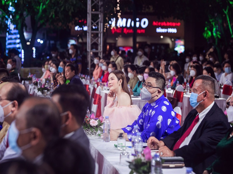 Lý Nhã Kỳ cho biết, cô rất tự hào khi mặc chiếc áo dài tại các sự kiện lớn của thế giới như tại Cannes.