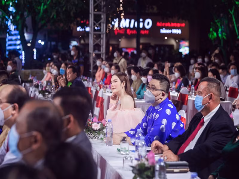 Lý Nhã Kỳ cho biết, cô rất tự hào khi mặc chiếc áo dài tại các sự kiện lớn của thế giới như tại Cannes.