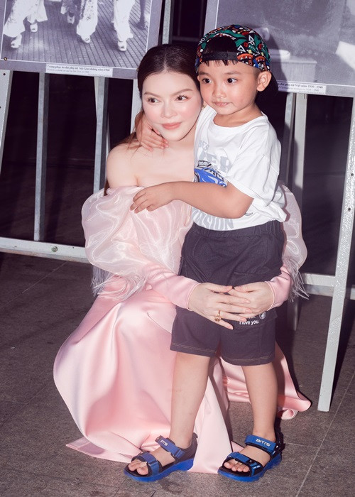 Được fan nhí xin chụp ảnh cùng, Lý Nhã Kỳ rất vui vẻ nhận lời.