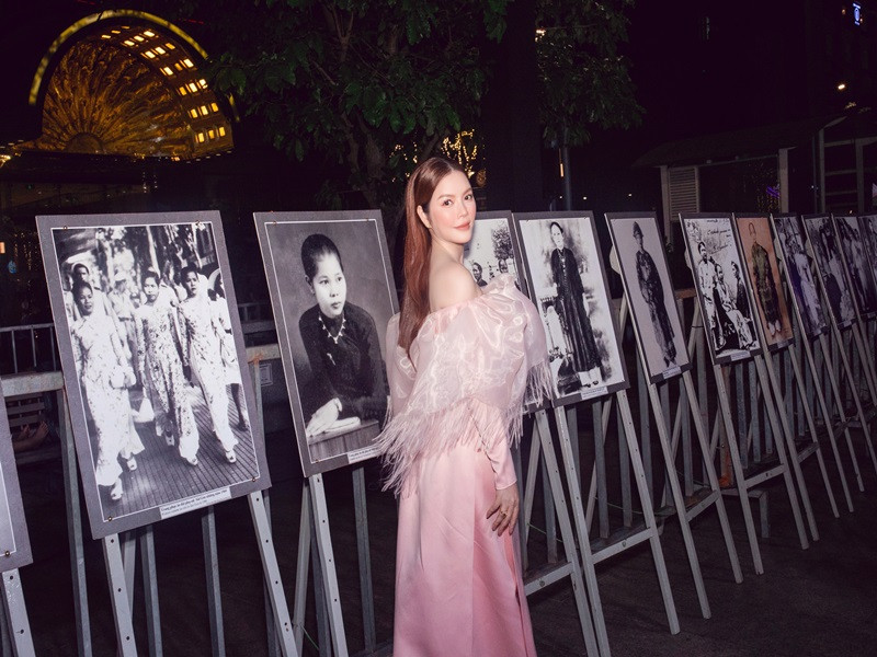 Phần voan bồng bềnh tựa như áng mây giúp nữ diễn viên khoe vai trần quyến rũ.