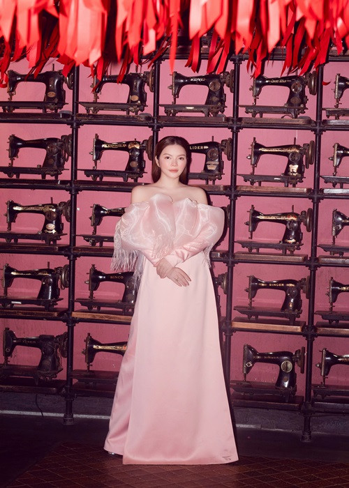 Nữ diễn viên lựa chọn áo dài để giới thiệu với bạn bè thế giới.