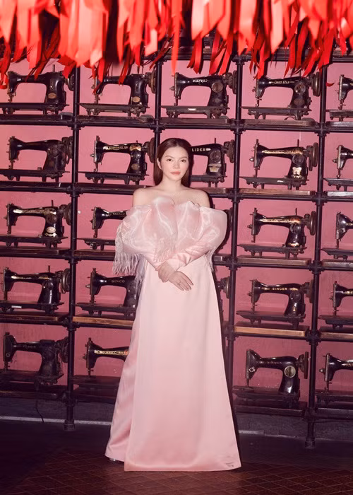 Nữ diễn viên lựa chọn áo dài để giới thiệu với bạn bè thế giới.