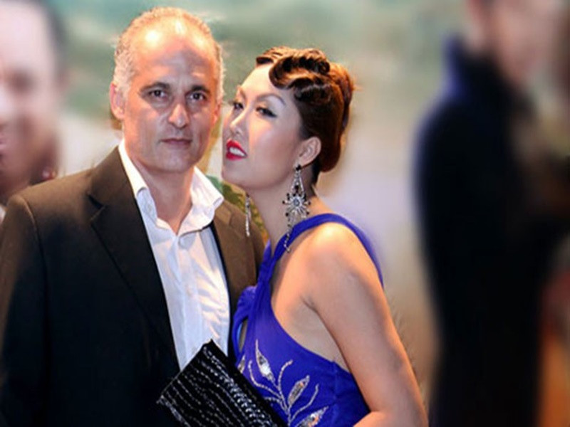 Phi Thanh Vân lo lắng cho các con của doanh nhân Thierry. “Các con vẫn còn đang học đại học bên Pháp, chúng vẫn cần lắm có anh để nâng bước cho sự nghiệp kinh doanh tại Việt Nam như anh đã từng chia sẻ với em mấy năm trước. Em thương cảm cảnh các con mới trưởng thành sẽ khó khăn và vất vả như thế nào trên đường đời khi đã mất cả cha lẫn mẹ! Đau lắm”, cô viết. Ảnh: Ngôi sao