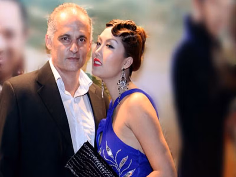 Phi Thanh Vân lo lắng cho các con của doanh nhân Thierry. “Các con vẫn còn đang học đại học bên Pháp, chúng vẫn cần lắm có anh để nâng bước cho sự nghiệp kinh doanh tại Việt Nam như anh đã từng chia sẻ với em mấy năm trước. Em thương cảm cảnh các con mới trưởng thành sẽ khó khăn và vất vả như thế nào trên đường đời khi đã mất cả cha lẫn mẹ! Đau lắm”, cô viết. Ảnh: Ngôi sao