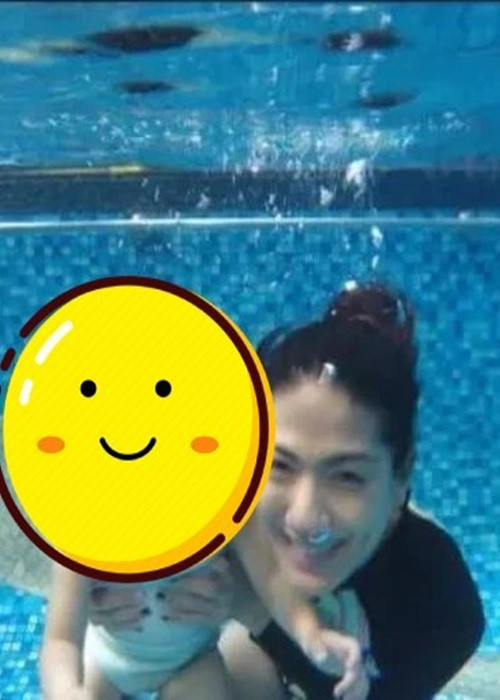 Kratik cũng bị tố nói dối về khả năng bơi lội. Quản lý của Tangmo cho biết, cô không biết bơi nên không thể xuống cứu nữ diễn viên. Tuy nhiên, cư dân mạng khui lại clip Kratik vừa cõng con vừa lặn xuống nước. Ảnh: Yan