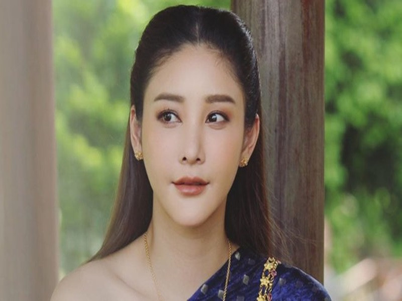 Mới đây, cư dân mạng Thái Lan "khui" lại những chia sẻ của Tangmo về gia đình. Cô từng tâm sự về khoảng thời gian khó khăn chỉ có cha ruột ở bên cạnh. Phải đến khi cha qua đời, Tangmo mới hàn gắn mối quan hệ với mẹ ruột. Ảnh: Zing