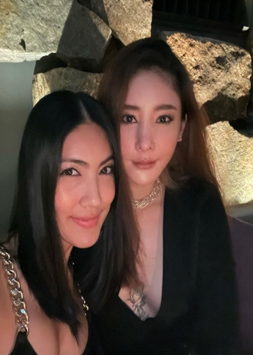 Kratik (trái) đưa Tangmo lên tàu để gặp gỡ với một nhóm người lạ mặt. Khi Tangmo ngã sông, Kratik không túc trực ở hiện trường mà về nhà tắm rửa và ôm con đi ngủ. Kratik cũng không báo lại cho gia đình Tangmo sau khi nhận được cuộc gọi nhỡ từ phía mẹ Tangmo. Nhiều người cho rằng Kratik quá thờ ơ khi bạn thân gặp nạn. Ảnh: VTC