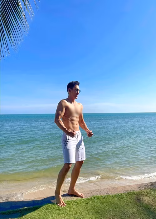 Lý Bình sinh năm 1991, sở hữu gương mặt nam tính, điển trai cùng body chuẩn 6 múi.