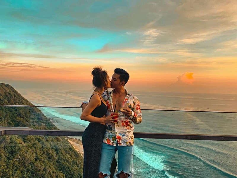 Lý Bình luôn bên cạnh để hỗ trợ và động viên Phương Trinh. “Nguồn năng lượng tích cực ấy như làm cho một cái cây khô héo trở nên tươi tắn khi được tưới nước kịp thời”, Phương Trinh chia sẻ.