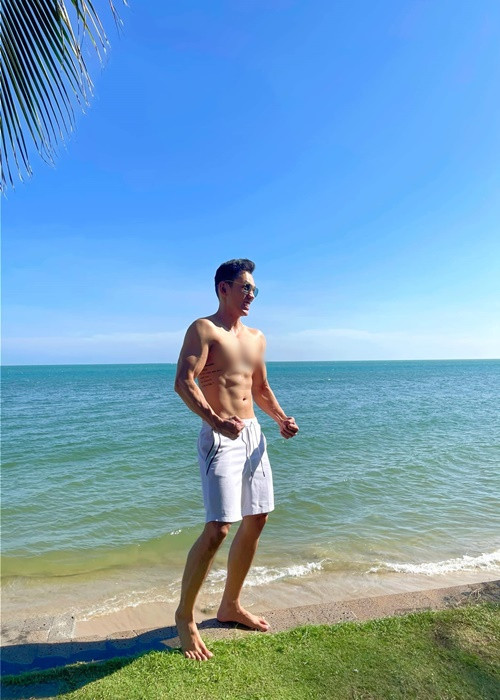 Lý Bình sinh năm 1991, sở hữu gương mặt nam tính, điển trai cùng body chuẩn 6 múi.