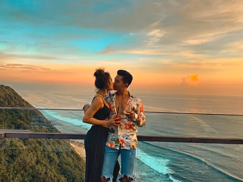 Lý Bình luôn bên cạnh để hỗ trợ và động viên Phương Trinh. “Nguồn năng lượng tích cực ấy như làm cho một cái cây khô héo trở nên tươi tắn khi được tưới nước kịp thời”, Phương Trinh chia sẻ.