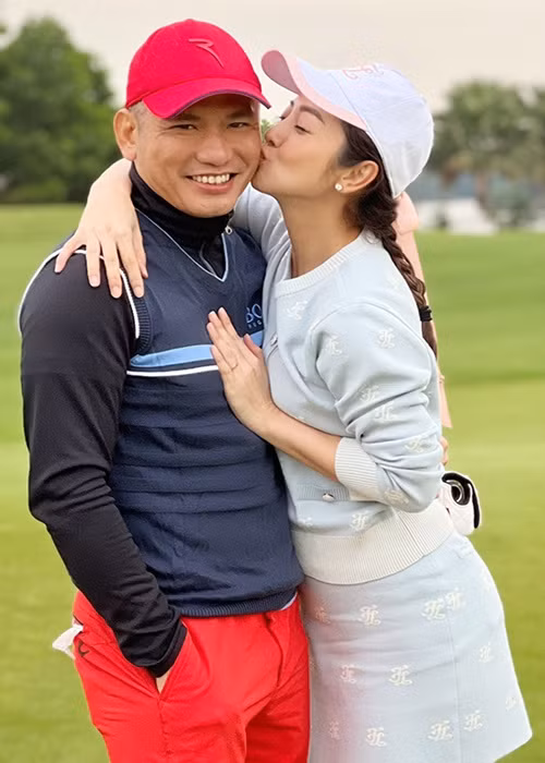 Jennifer Phạm không ít lần đăng tải trên sân golf bên ông xã Đức Hải.