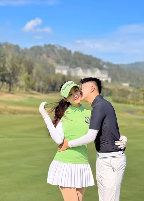 Giống Jennifer Phạm, Hương Giang cũng thích chơi golf. Đồng hành cùng Hương Giang trên sân golf là bạn trai của cô - doanh nhân Matt Liu.