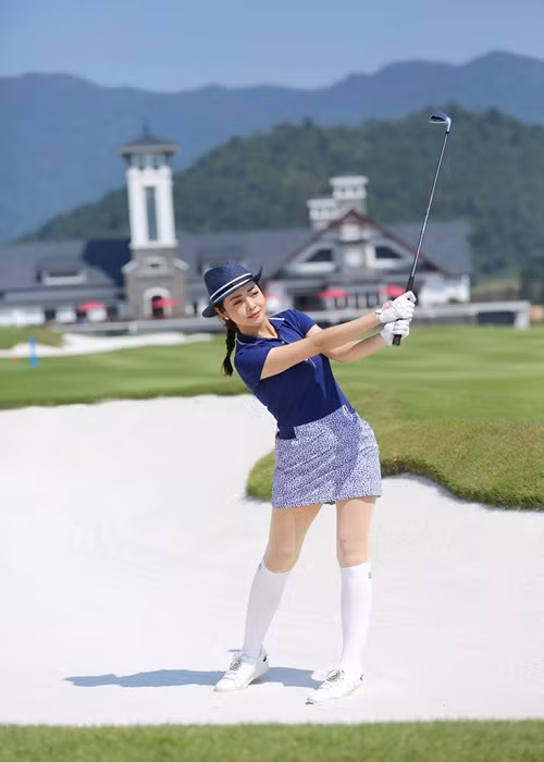 Không chỉ Hiền Hồ mê chơi golf, nhiều mỹ nhân Việt cũng yêu thích bộ môn thể thao này. Người đẹp Jennifer Phạm là một trong số đó.