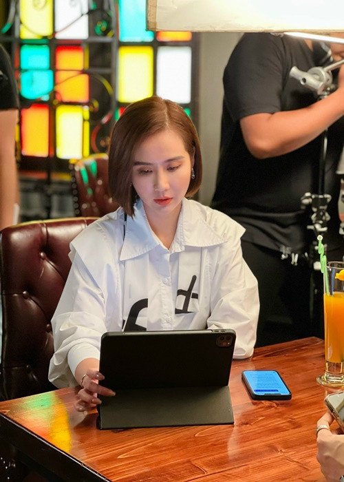 Huyền Lizzie tiết lộ, sau thành công trong phần 1, cô đã nhận được nhiều sự quan tâm, hết lòng hỗ trợ về mặt phục trang hơn từ các nhà thiết kế, các hãng thời trang nên cũng thuận lợi hơn trong việc chọn lựa được nhiều trang phục đẹp cho Vân Trang.