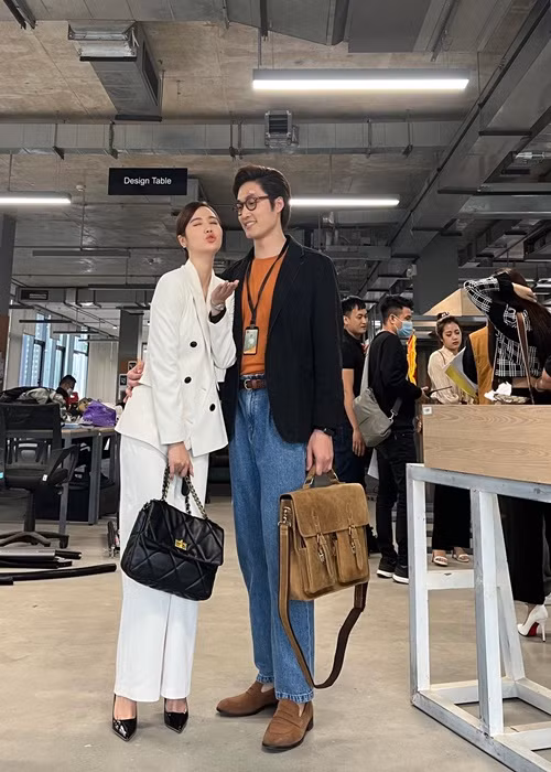 Qua các hình ảnh được cập nhật trên trang cá nhân của Huyền Lizzie cũng như của các nghệ sĩ trong đoàn phim, tạo hình của Vân Trang ở phần 2 dần được hé lộ.