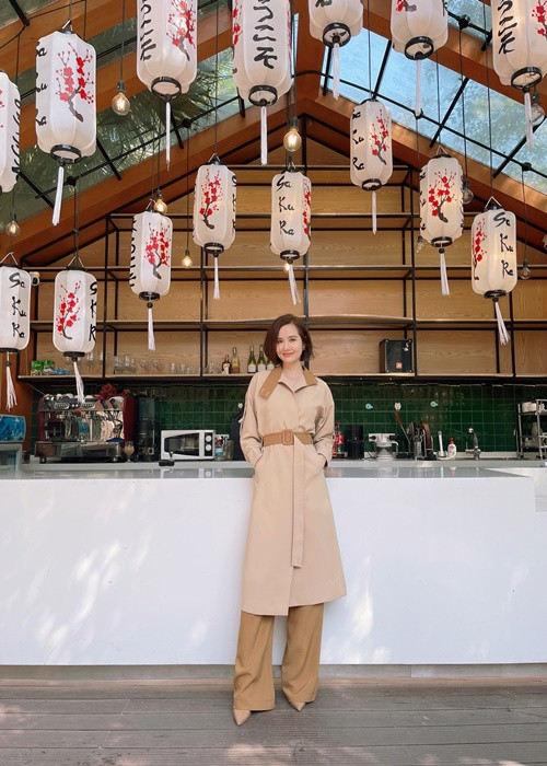 Toàn bộ trang phục mà Huyền Lizzie sử dụng trên phim đều là thời trang công sở nhưng sự biến hóa đa dạng trong cách kết hợp cũng như nỗ lực nghiên cứu những xu hướng mới nhất, thanh lịch và tinh tế đã giúp cô làm nên một Vân Trang luôn luôn mới mẻ, bắt mắt ở phần “nhìn”.