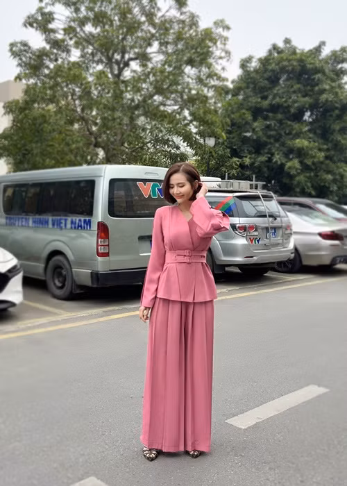 Để làm tốt vai Vân Trang, Huyền Lizzie dành nhiều thời gian nghiên cứu kịch bản, tâm lý nhân vật, tự mình chuẩn bị trang phục với sự góp ý, hỗ trợ của các nhà thiết kế, stylist để làm sao xây dựng được tạo hình thể hiện đúng tính cách, công việc của nhân vật Vân Trang.