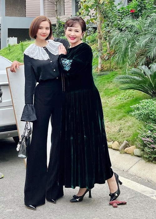 Từ gu thời trang của Vân Trang, người xem có thể dễ dàng liên hệ, đoán được phần nào diễn biến của phim, Vân Trang có sự phát triển tốt đẹp, tiến xa hơn trong sự nghiệp.