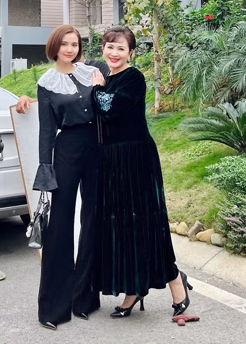 Từ gu thời trang của Vân Trang, người xem có thể dễ dàng liên hệ, đoán được phần nào diễn biến của phim, Vân Trang có sự phát triển tốt đẹp, tiến xa hơn trong sự nghiệp.