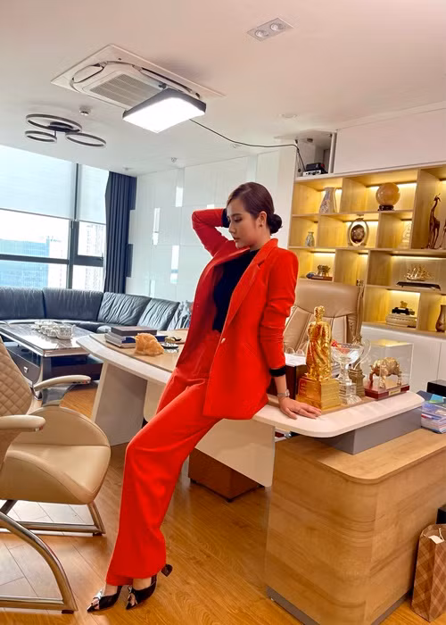 Ở phần 2, Vân Trang khá chuộng các thiết kế vest, sơ mi kết hợp với quần ống loe, ống suông đang là xu hướng được yêu thích của các cô nàng thời trang hiện nay.