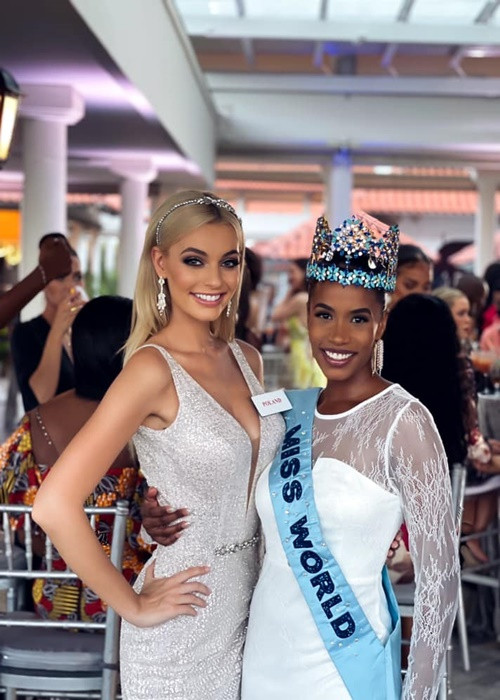 Karolina đã tốt nghiệp ngành quản lý tại một trường đại học và hiện theo học thạc sĩ. Ảnh: Miss World Poland