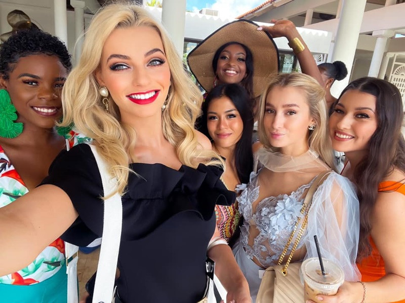 Karolina luôn nổi bật giữa dàn thí sinh Hoa hậu Thế giới. Ảnh: Miss World Poland