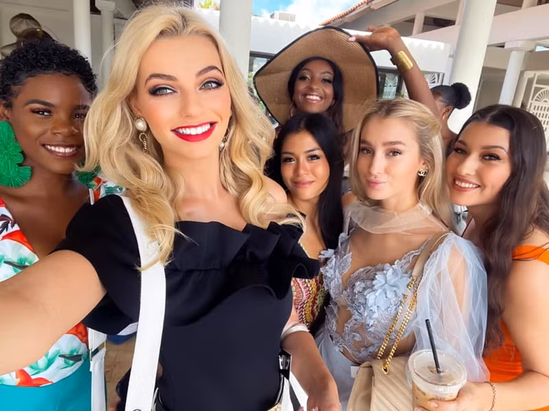 Karolina luôn nổi bật giữa dàn thí sinh Hoa hậu Thế giới. Ảnh: Miss World Poland