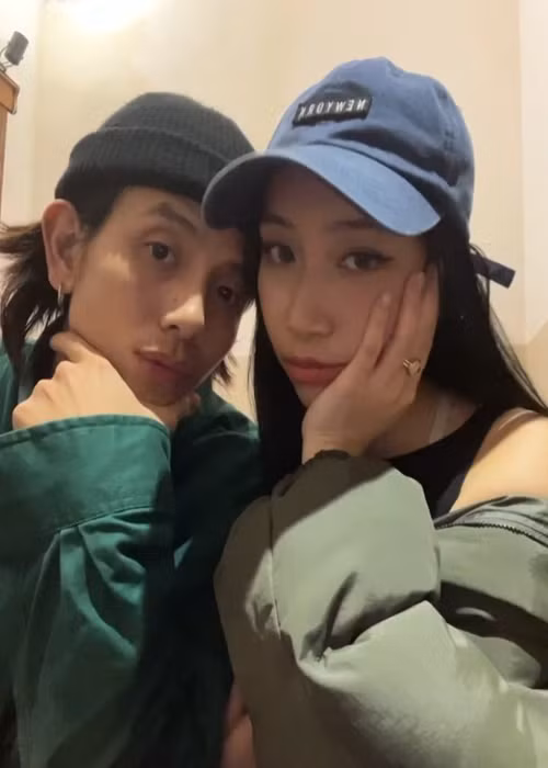 Theo Vietnamnet, Quốc Tít hiện là thành viên của nhóm nhảy Last Fire Crew. Anh từng làm vũ công trong các sản phẩm âm nhạc như "Gái độc thân", "Càng cua".