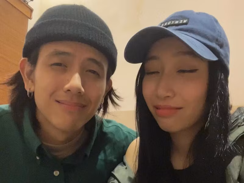 Khi hỗ trợ Tlinh tại đêm chung kết Rap Việt mùa 1, Quốc Tít được chú ý nhờ vẻ ngoài ấn tượng.