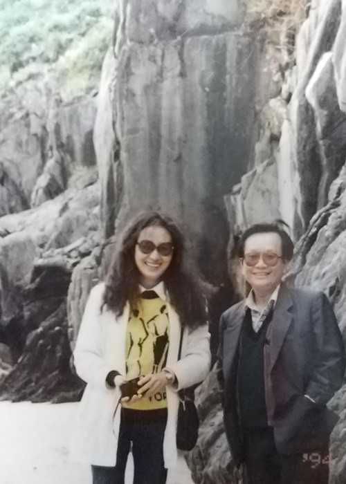 "... Một điều quan trọng nữa là đừng nên đòi hỏi. Như tôi, lắm lúc cũng muốn đi chơi đó đây nhưng thấy chồng yếu thì vui vẻ ở nhà tìm niềm vui ở những công việc khác, đừng nghĩ đó là thiệt thòi. Không ai lấy được thánh nhân hay tiên nữ, vậy nên, đã yêu thương nhau, chúng ta hãy chấp nhận một nửa của mình với đầy đủ cái hay, cái dở”, bà cho biết thêm. Ảnh: Tiền Phong