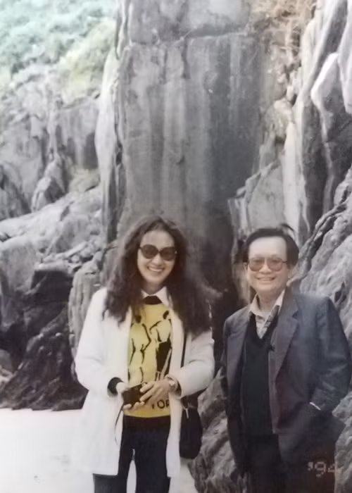 "... Một điều quan trọng nữa là đừng nên đòi hỏi. Như tôi, lắm lúc cũng muốn đi chơi đó đây nhưng thấy chồng yếu thì vui vẻ ở nhà tìm niềm vui ở những công việc khác, đừng nghĩ đó là thiệt thòi. Không ai lấy được thánh nhân hay tiên nữ, vậy nên, đã yêu thương nhau, chúng ta hãy chấp nhận một nửa của mình với đầy đủ cái hay, cái dở”, bà cho biết thêm. Ảnh: Tiền Phong