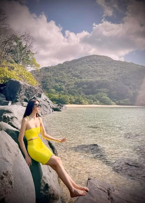 Nữ diễn phim "Những cô gái chân dài" dành khá nhiều thời gian đổ mồ hôi trong phòng gym, bơi lội để có được hình thể như hiện tại.