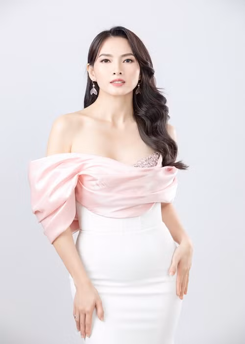 Cô sở hữu body thon gọn, nuột nà.