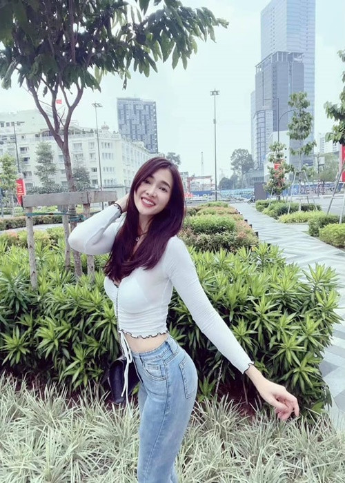 Chân dài sinh năm 1982 được nhiều người khen trẻ hơn rất nhiều so với tuổi thật.