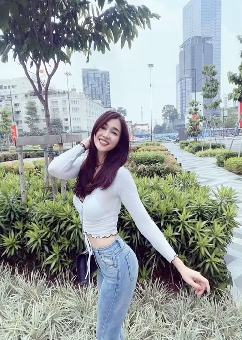 Chân dài sinh năm 1982 được nhiều người khen trẻ hơn rất nhiều so với tuổi thật.