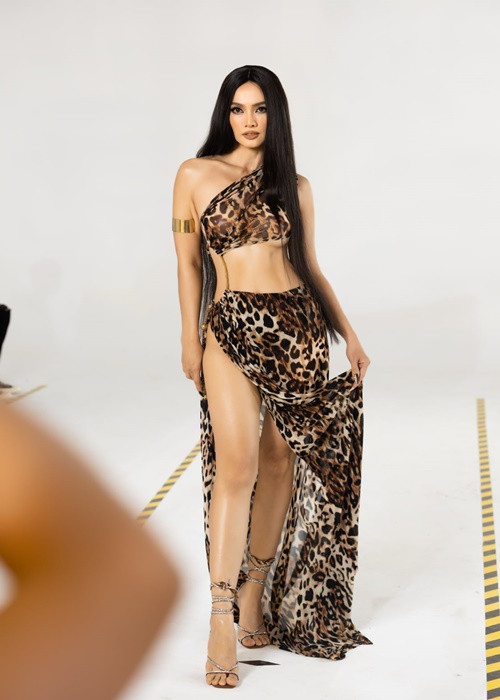 Nữ người mẫu sinh năm 1982 bắt đầu đóng phim vào năm 2000 khi tham gia phim "Sương gió biên thùy".