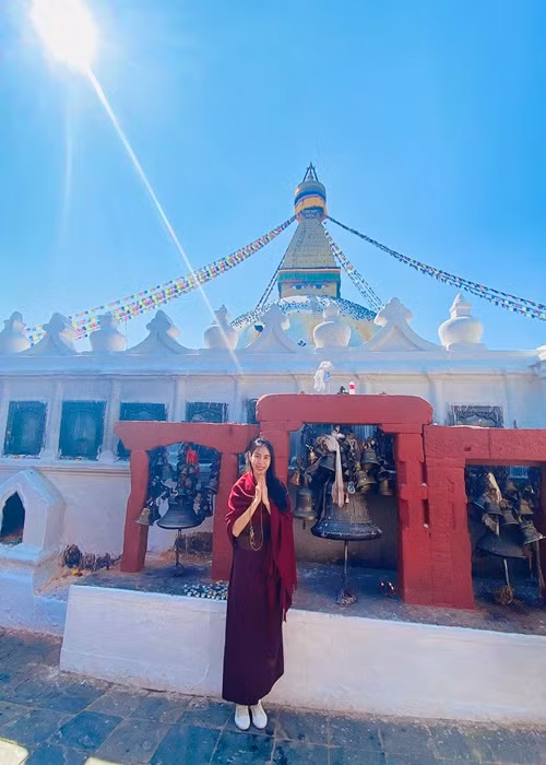 Chia sẻ hình ảnh được fan quan tâm, Thủy Tiên cho hay: “Dạ em cảm ơn mọi người ạ, đầu năm em đi chùa hành hương tu tập cầu nguyện bình an cho gia đình cũng như tất cả mọi người, mong mọi người cũng có 1 năm mới bình an và luôn nhiều sức khoẻ nhé ạ”.